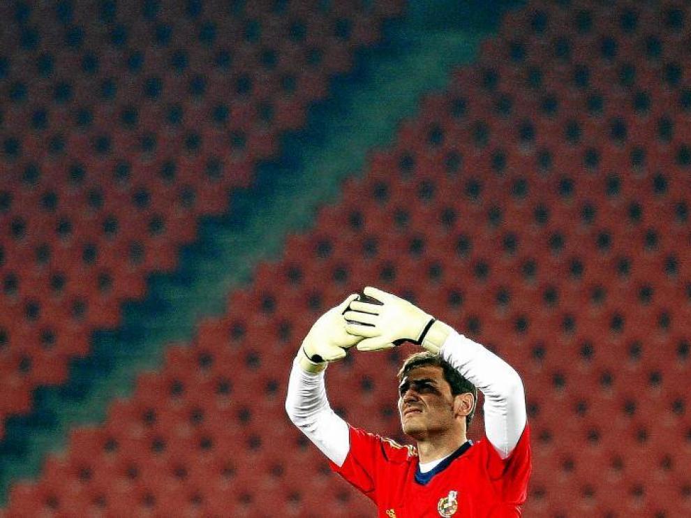 Casillas, sin barba, durante el entrenarmiento que realizaron ayer en el estadio Ellis Park.