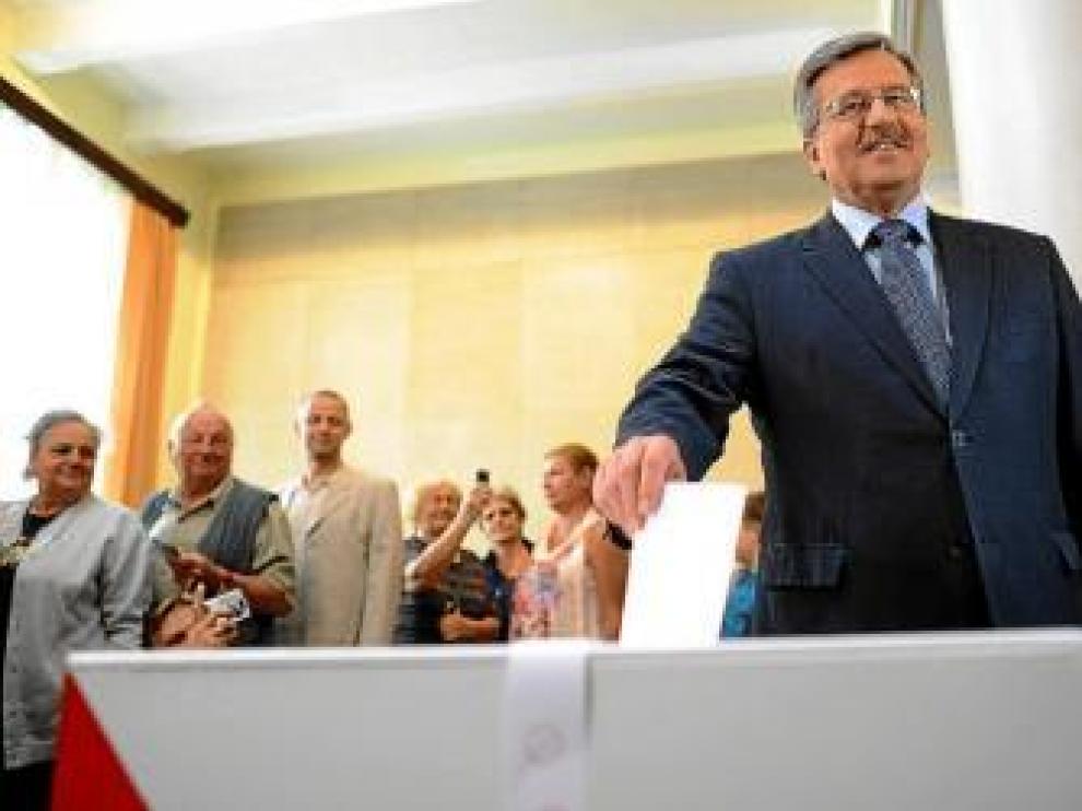 Komorowski deposita su voto en un colegio de Varsovia.