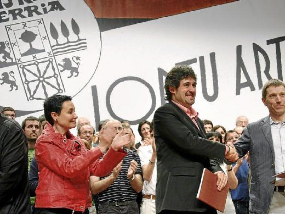 El líder de EA, Pello Urizar (c), estrecha la mano a Rufi Etxebarría, de la ilegalizada Batasuna.