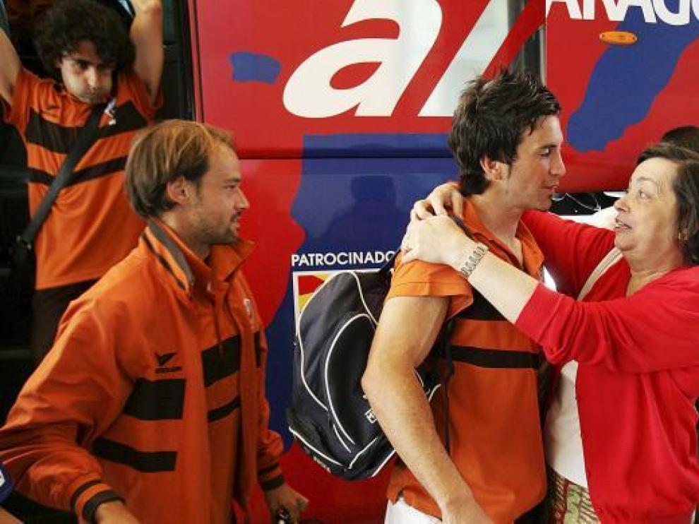 Joaquín Sorribas se saluda con una aficionada en el regreso del Huesca de tierras gallegas.