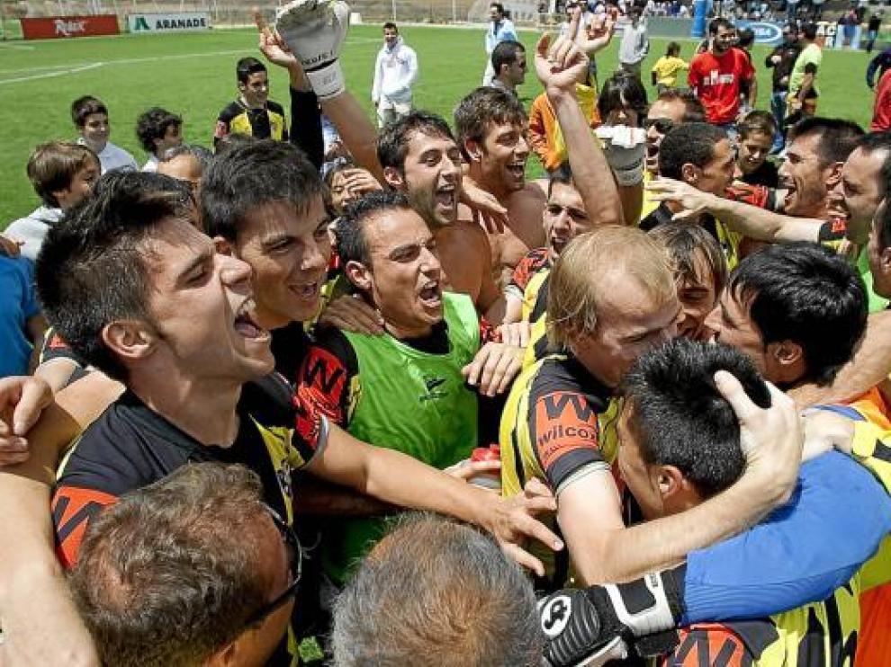 Los jugadores de La Muela, fundidos en un abrazo con su afición tras lograr el ascenso.