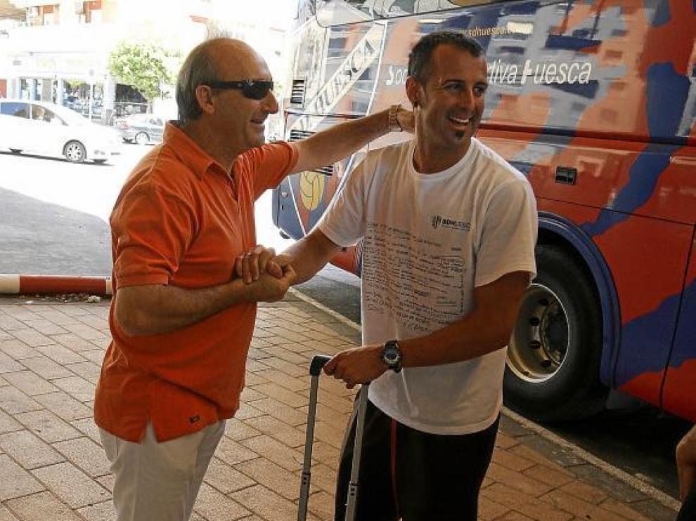 Toni Doblas saluda a un seguidor del Huesca, ayer al regreso del viaje de Vigo.