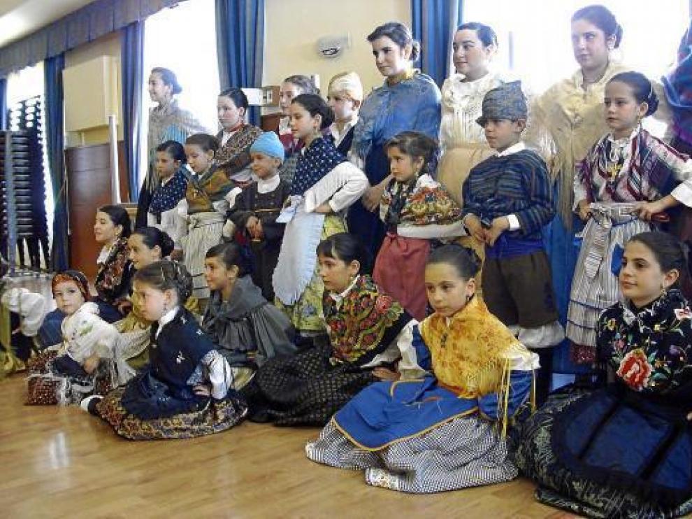 Los miembros más pequeños de la escuela de jota de Raíces Taustanas, ayer.