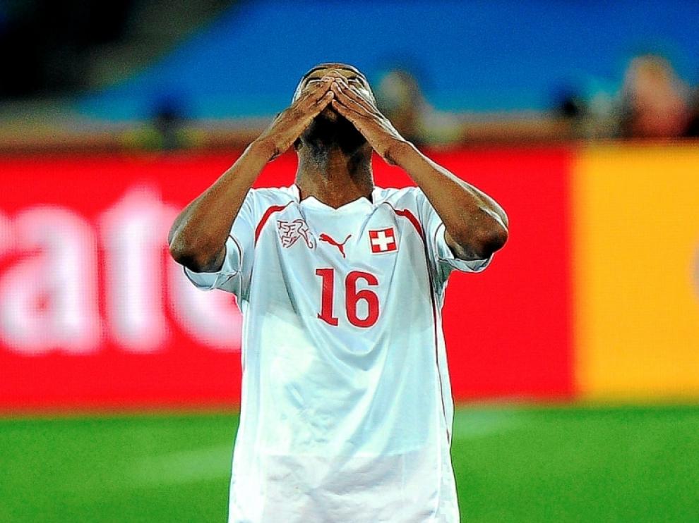El futbolista suizo Gelson Fernandes mira al cielo después de lograr el gol del triunfo ante España