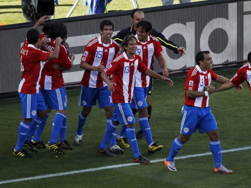 Los jugadores de Paraguay, tras el partido