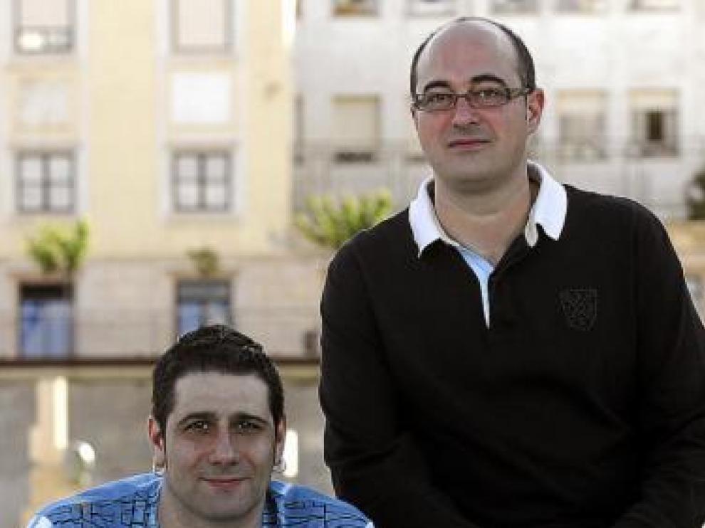 Israel Gil (izd.) y Miguel Viván en la plaza de la Constitución.