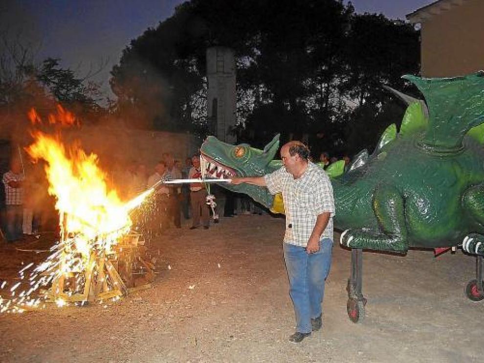 El dragón Belaín fue el encargado de encender la hoguera madre junto a la ermita de San Ramón.