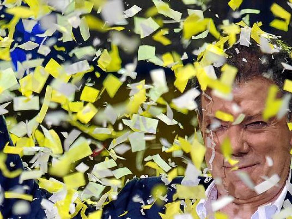 El presidente electo de Colombia, Juan Manuel Santos, celebrando su victoria ayer de madrugada.