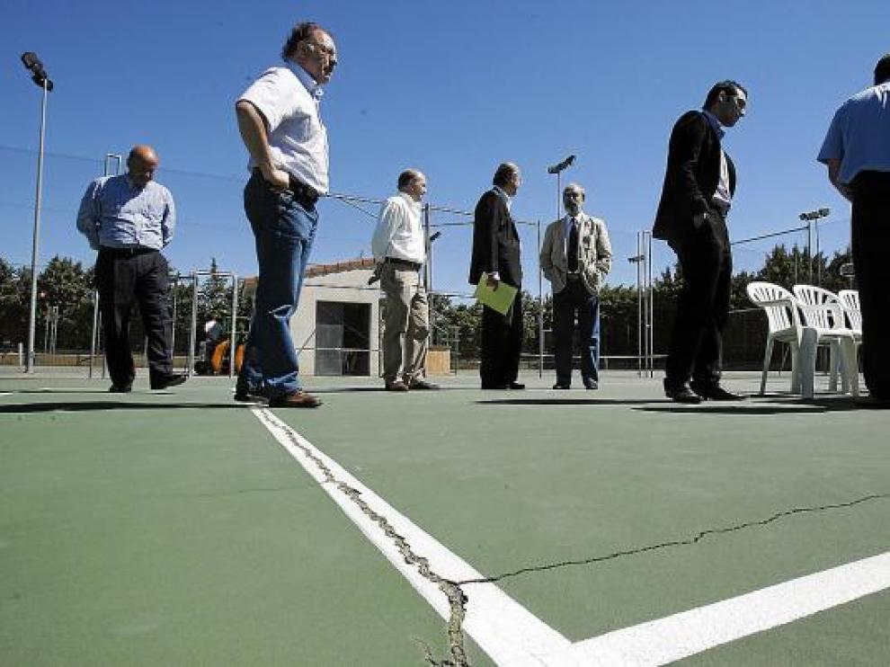 Ayer se firmó el acta de replanteo de la obra sobre una de las pistas, en la que se aprecian las grietas.