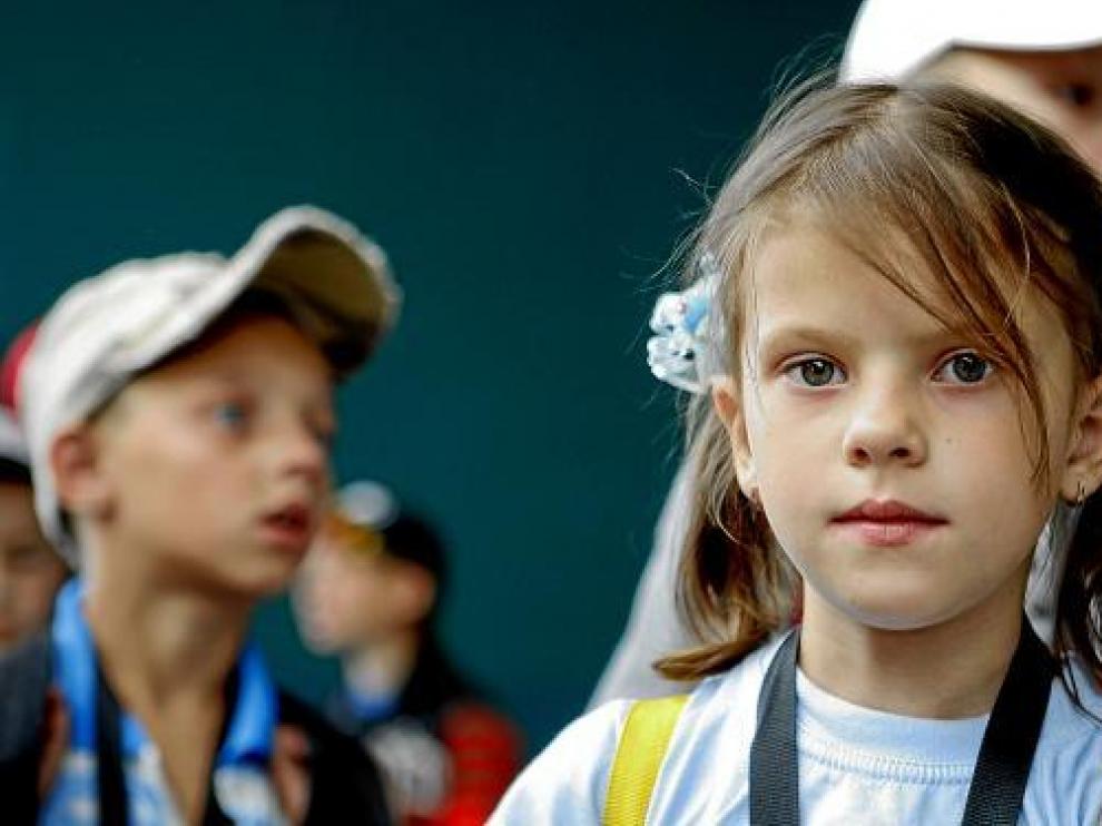 La niña Palagecha Tetyana espera a ser recogida en el aeropuerto bilbaíno de Loiu.
