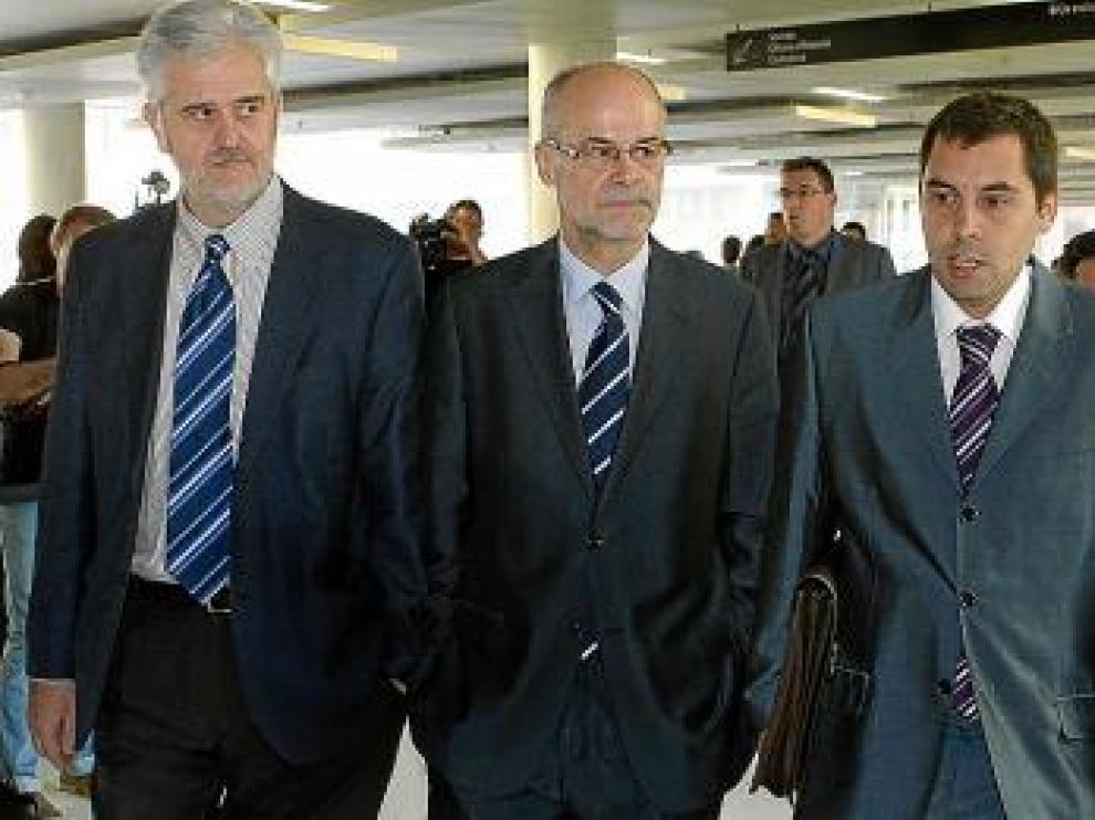 Castells (en el centro), con dos miembros de su gabinete.