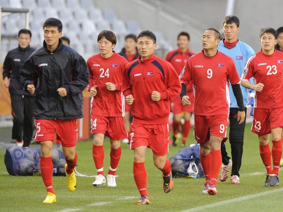 Los jugadores de Corea del Norte corren durante un entremaniento