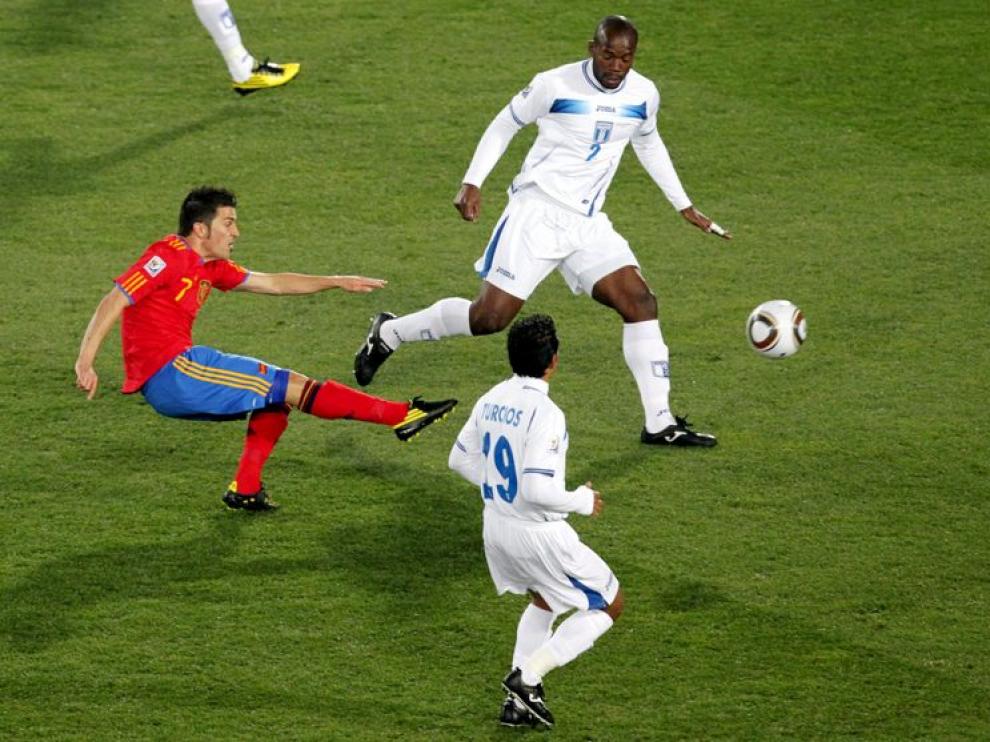 Villa chuta a puerta y mete gol