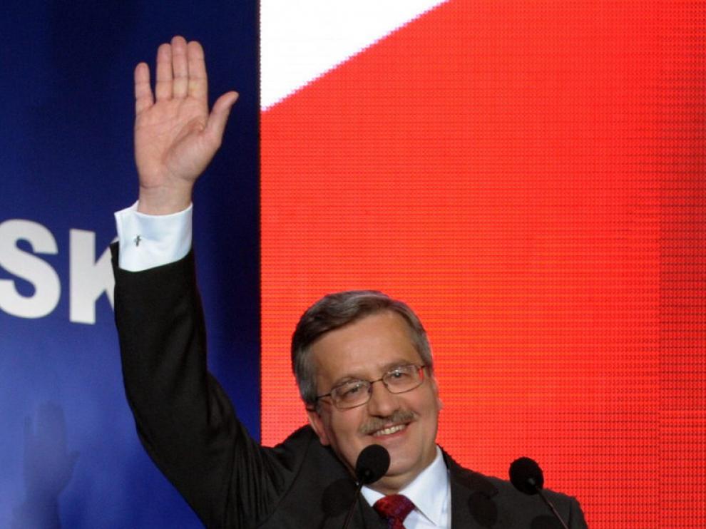 El candidato Komorowski saluda tras conocer los resultados de la primera vuelta