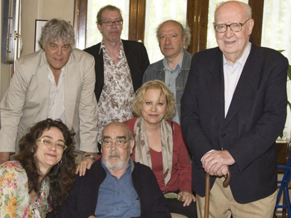 Caco Senante, Gonzalo de la Figuera, Jaume Sisa y José Luis Borau (en la fila superior). Sentados: José Antonio Labordeta, flanqueado por Carmen París y Marina Rosell