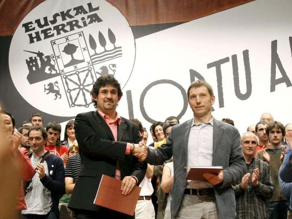 Pello Urizar (i) estrecha la mano de Rufi Etxeberría