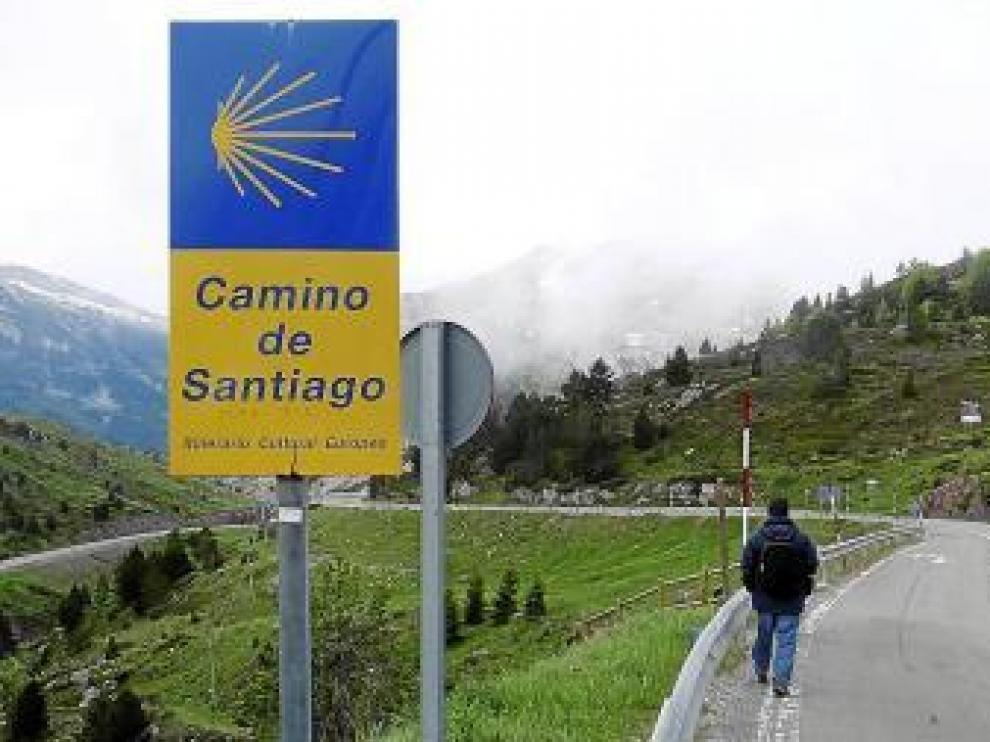 Un peregrino por la N-330, en el Camino de Santiago por Somport.