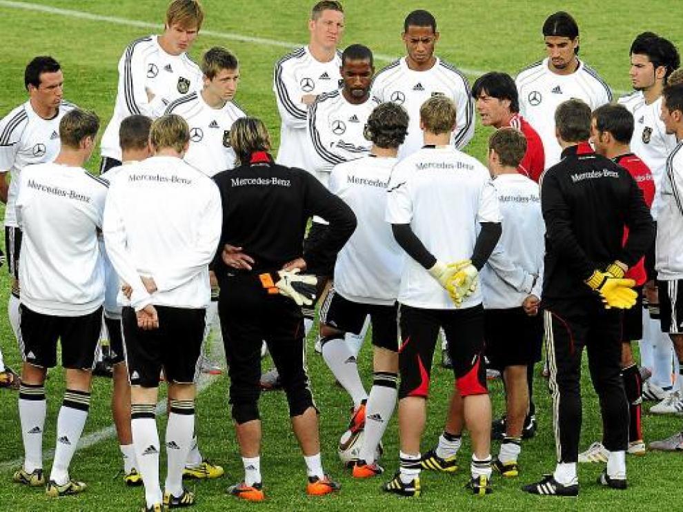 El seleccionador alemán habla con todos sus hombres durante un entrenamiento.