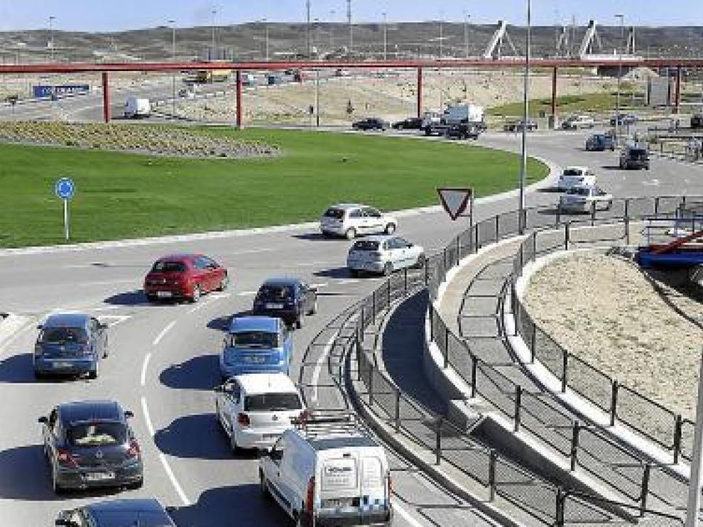 Congestión en la salida por el vial de la Feria, ayer por la tarde.