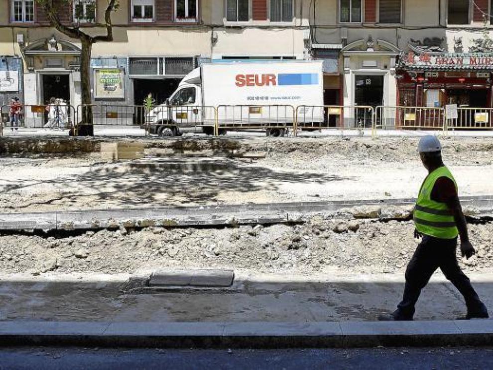 Varios de los carriles retirados en el paseo de Fernando el Católico.