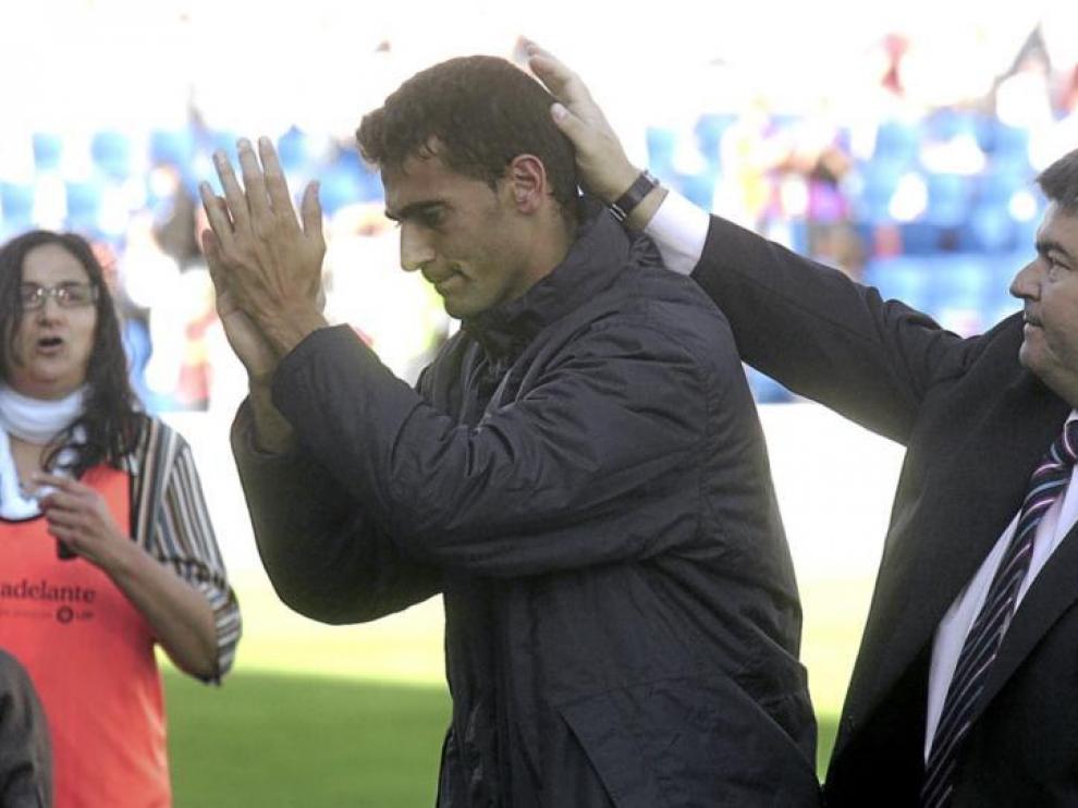 Roberto saluda a la afición del Huesca en el partido que disputó esta temporada con el Nástic en El Alcoraz.