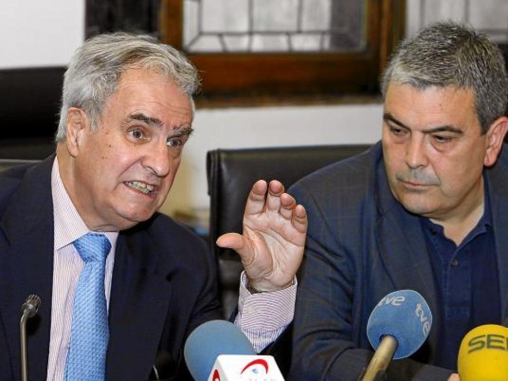 El Defensor del Pueblo (i), ayer junto al presidente del Movimiento contra la Intolerancia.