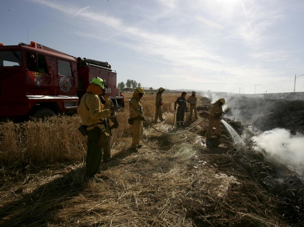 Dos fuertes incendios en Los Monegros y La Sotonera ponen en alerta a media provincia