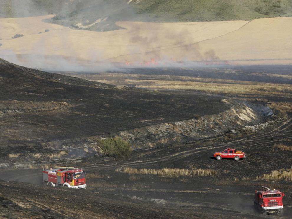 Dos fuertes incendios en Los Monegros y La Sotonera ponen en alerta a media provincia