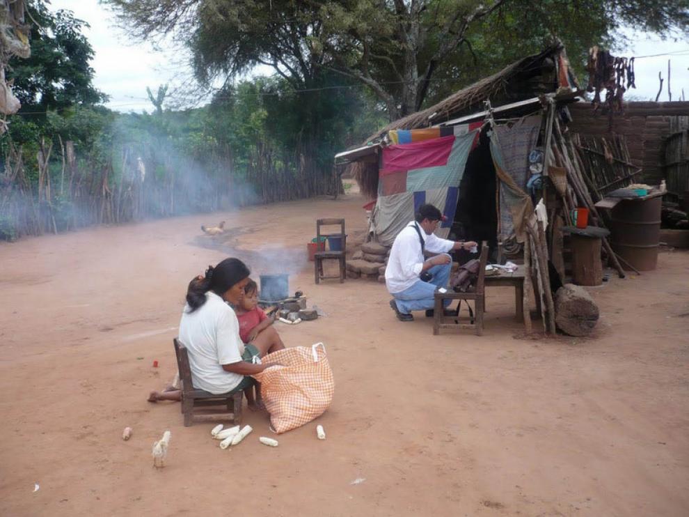 Un técnico de proyecto Aedes Norte-Sur examina las vinchucas, los chinches que transmiten el mal de Chagas, en una vivienda de la zona indígena de Camiri, en Bolivia