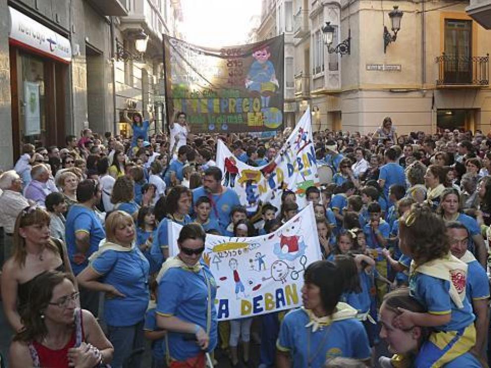 Peñistas de todas las edades abarrotaron la calle Mayor para dar la bienvenida a las fiestas.