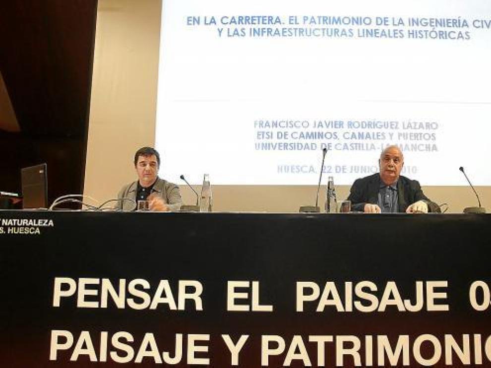 Dos de los participantes, durante una de las ponenecias del curso que imparte el CDAN.