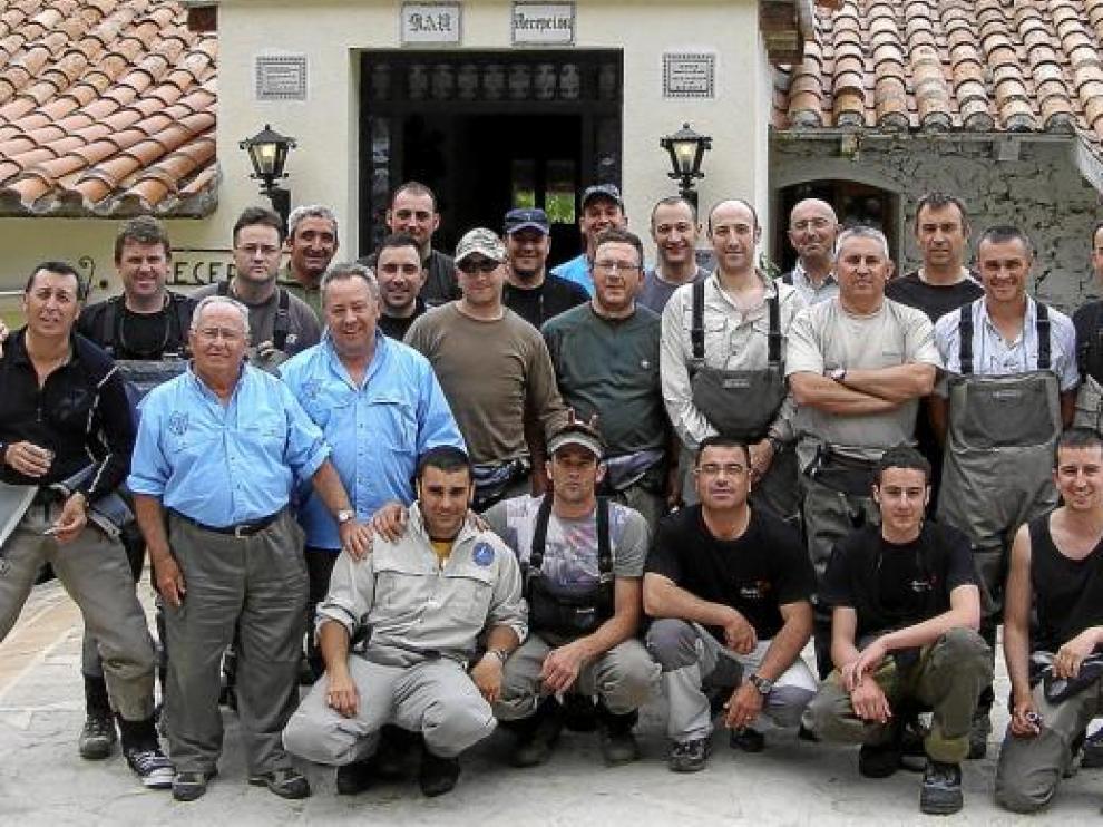 Participantes en el campeonato regional de salmónidos mosca celebrado en el río Aragón.