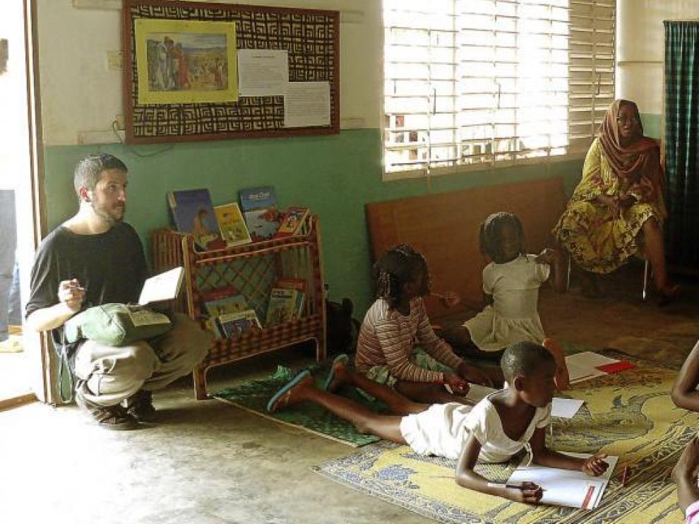 Álvaro, a la izquierda de la imagen, en un taller de ilustración en la biblioteca infantil Lucioles, en Camerún.