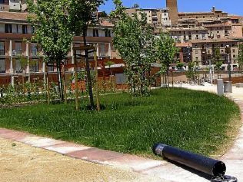 Destrozos en el parque de la margen izquierda.