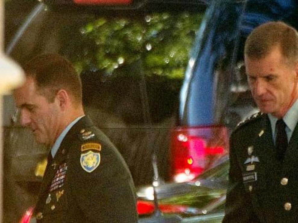 El jefe de las tropas de Estados Unidos en Afganistán, general Stanley McChrystal (c), llega a la Casa Blanca, ayer en Washington.