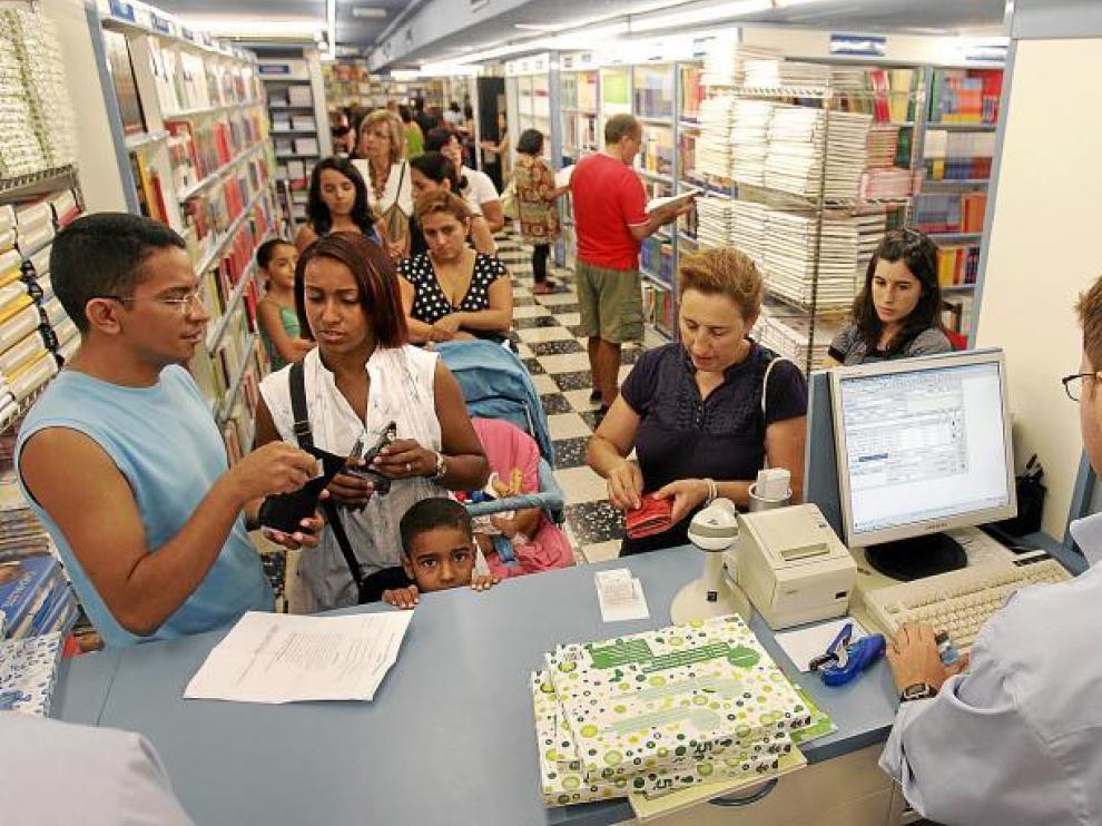Padres de alumnos hacían cola el pasado mes de septiembre para comprar material escolar.