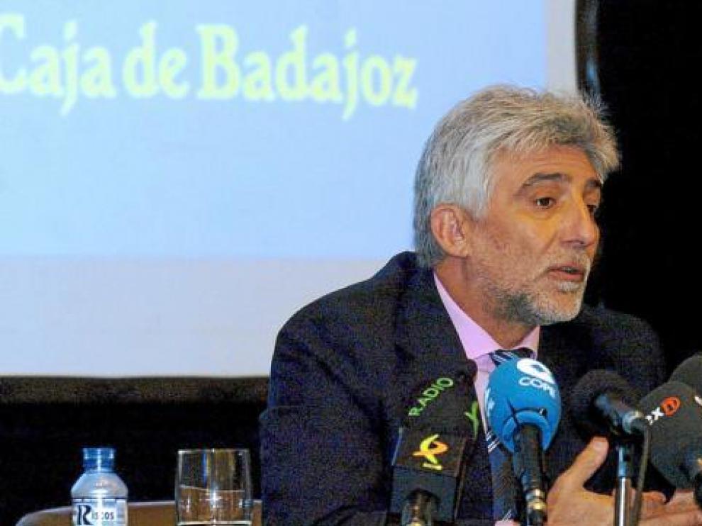El presidente de Caja Badajoz, Francisco García Peña, durante la rueda de prensa de ayer.
