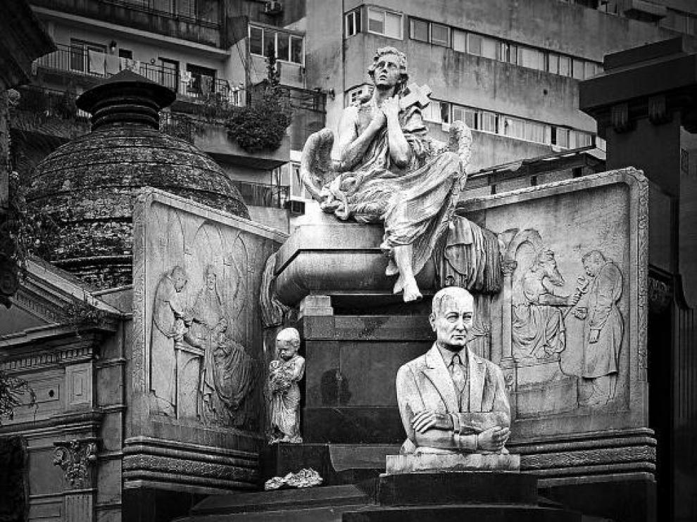 El lujo y la distinción acompañan más allá de la muerte en el cementerio de La Recoleta.
