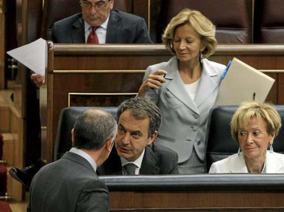 Zapatero conversa con Erkoreka (PNV), ante las vicepresidentas Salgado y De la Vega.