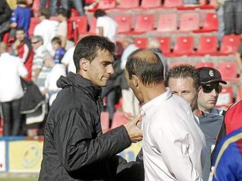 Roberto se saluda con el técnico Antonio Calderón.