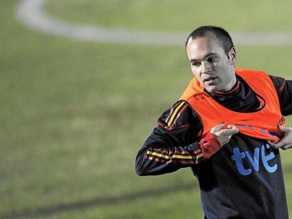 Andrés Iniesta se enfunda el peto durante una sesión preparatoria.