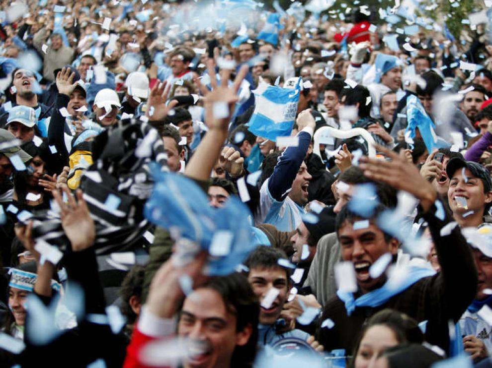 Miles de argentinos celebran el pase a octavos de final