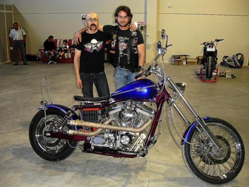 Óscar Puértolas y Roberto Becerril posan con la motocicleta que han construido.