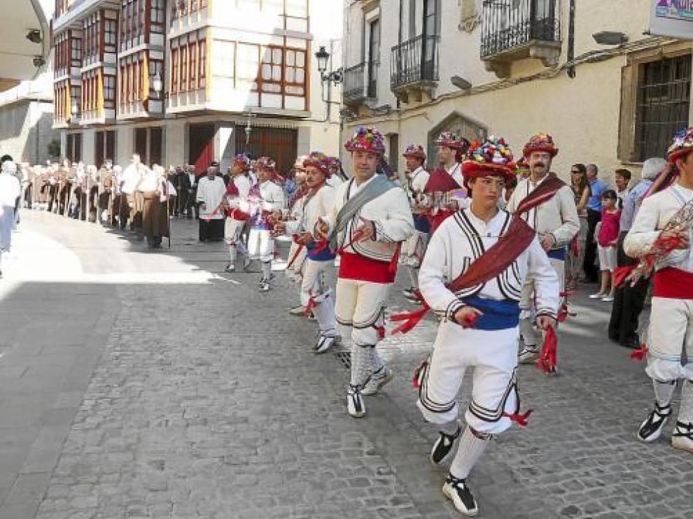 Los romeros iban precedidos en la procesión por Os Bailadós de Santa Orosia, en primer término.