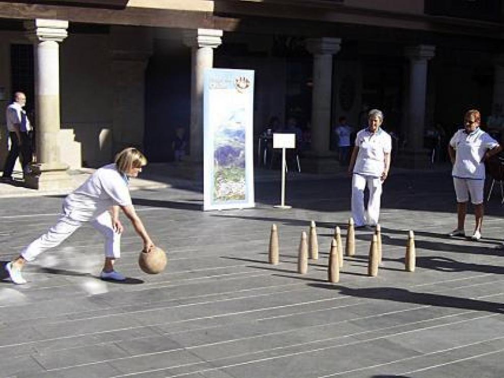 En la plaza Mayor hubo demostraciones de juegos tradicionales, como las 'quilles' de Benasque.