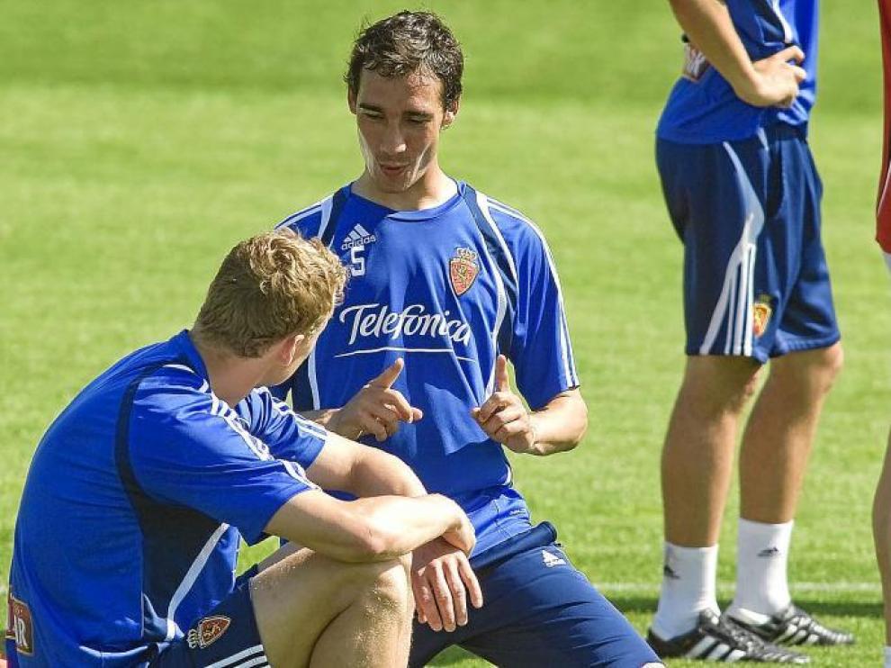 Pablo Amo conversa con Jarosik en un entrenamiento del Real Zaragoza.