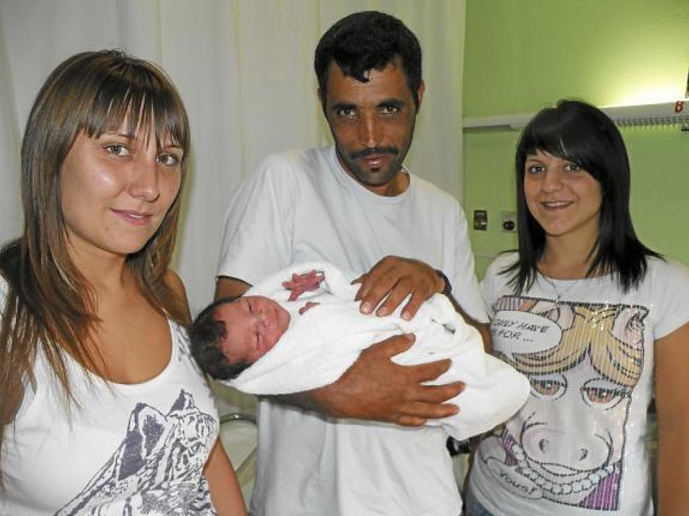 Tras ayudar en el parto, Patricia y Blanca visitaron al pequeño -en brazos de su padre- en el hospital.