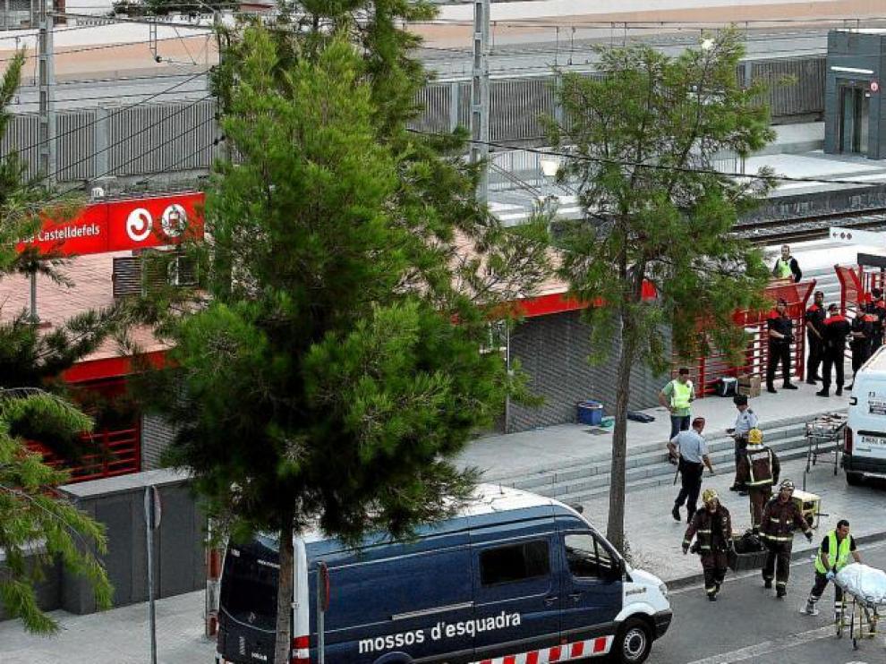 Agentes del servicio judicial trasladan en camillas los cuerpos de las víctimas mortales del accidente.