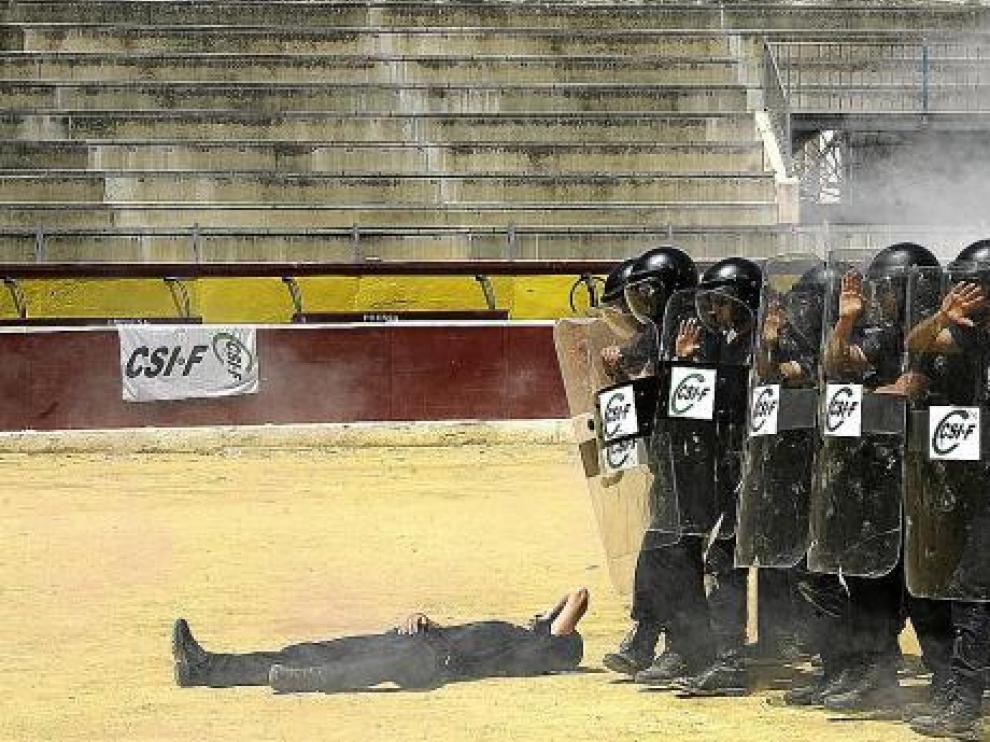Los agentes, en un ejercicio práctico (evacuación de un herido en un tumulto), en la plaza de toros.