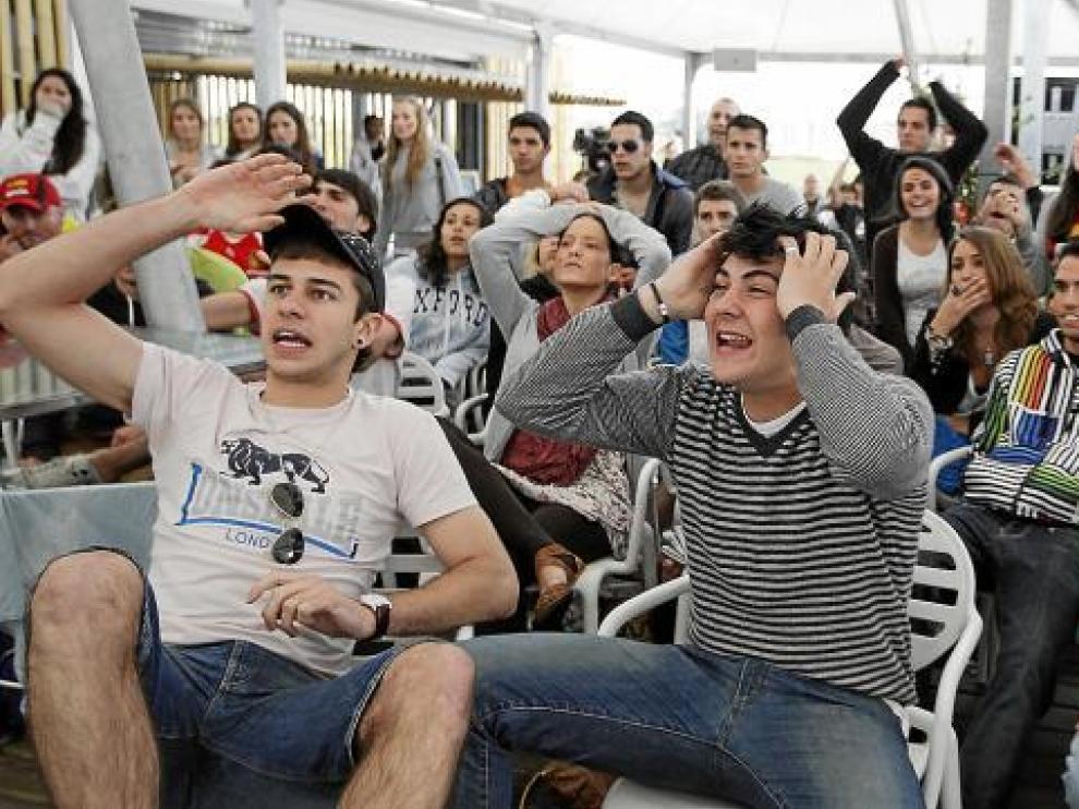 Los aficionados viven los partidos con pasión en Las Playas.